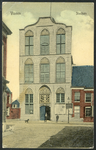 17236 Gezicht op de voorgevel van het Stadhuis (Voorstraat 30) te Vianen.